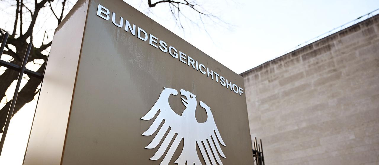 Ein Hinweisschild mit Bundesadler und dem Schriftzug "Bundesgerichtshof".