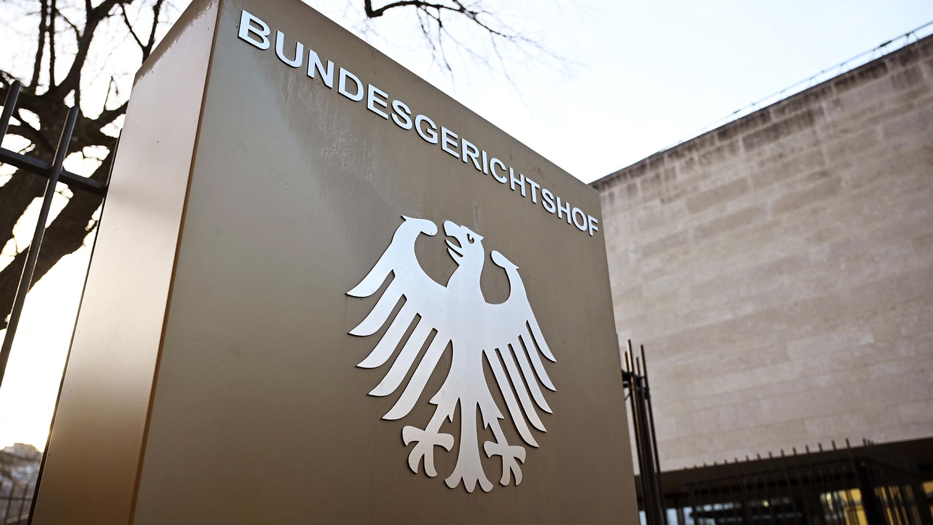 Ein Hinweisschild mit Bundesadler und dem Schriftzug 