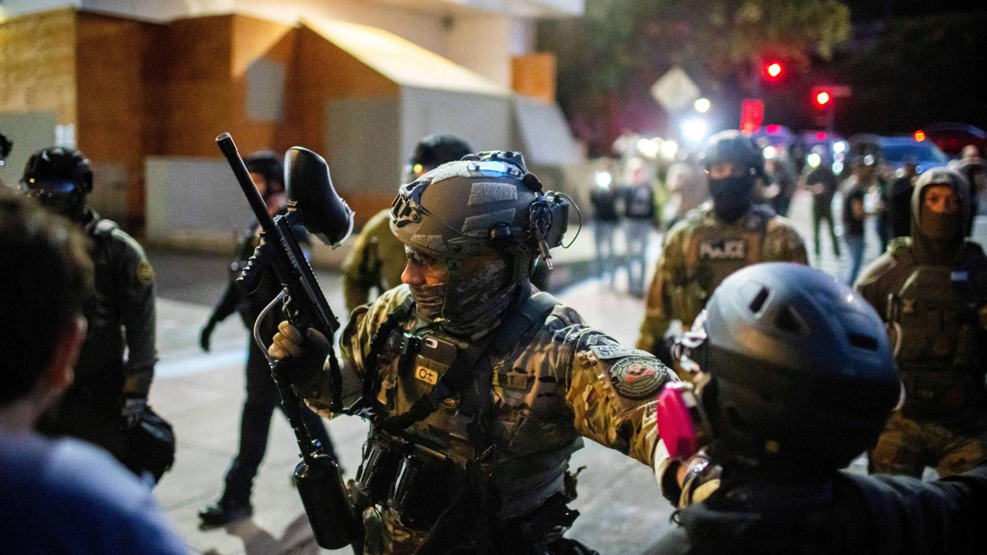 Polizei und Sicherheitskräfte im Einsatz in Portland | AP