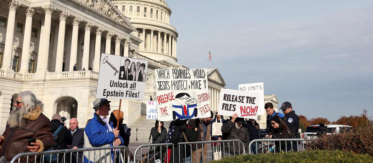 Demonstranten protestieren vor dem US-Kapitol nach einer Pressekonferenz mit Gesetzgebern zum Epstein Files Transparency Act. | Getty Images via AFP Demonstranten protestieren vor dem US-Kapitol nach einer Pressekonferenz mit Gesetzgebern zum Epstein Files Transparency Act.