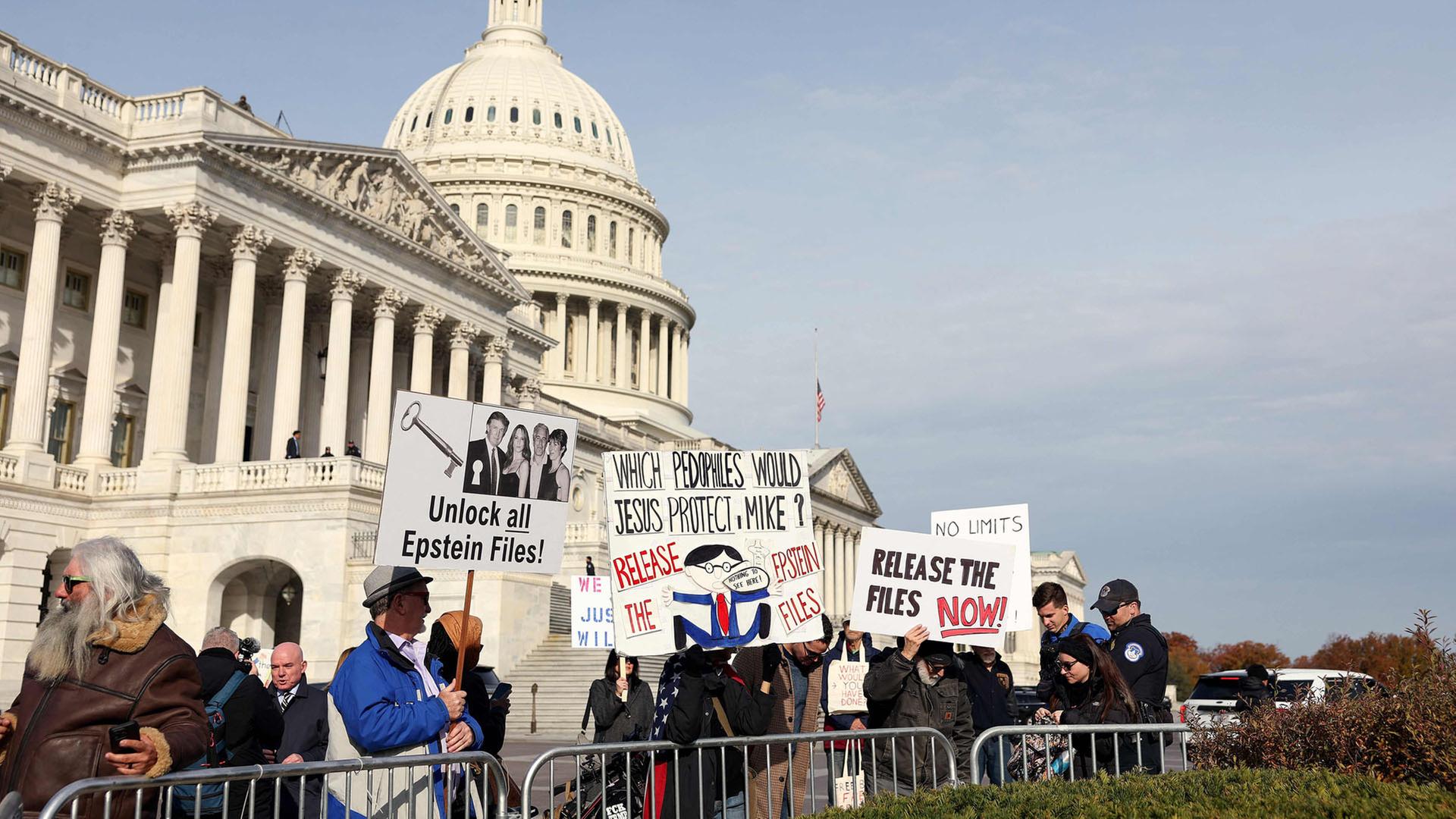 Demonstranten protestieren vor dem US-Kapitol nach einer Pressekonferenz mit Gesetzgebern zum Epstein Files Transparency Act. | Getty Images via AFP