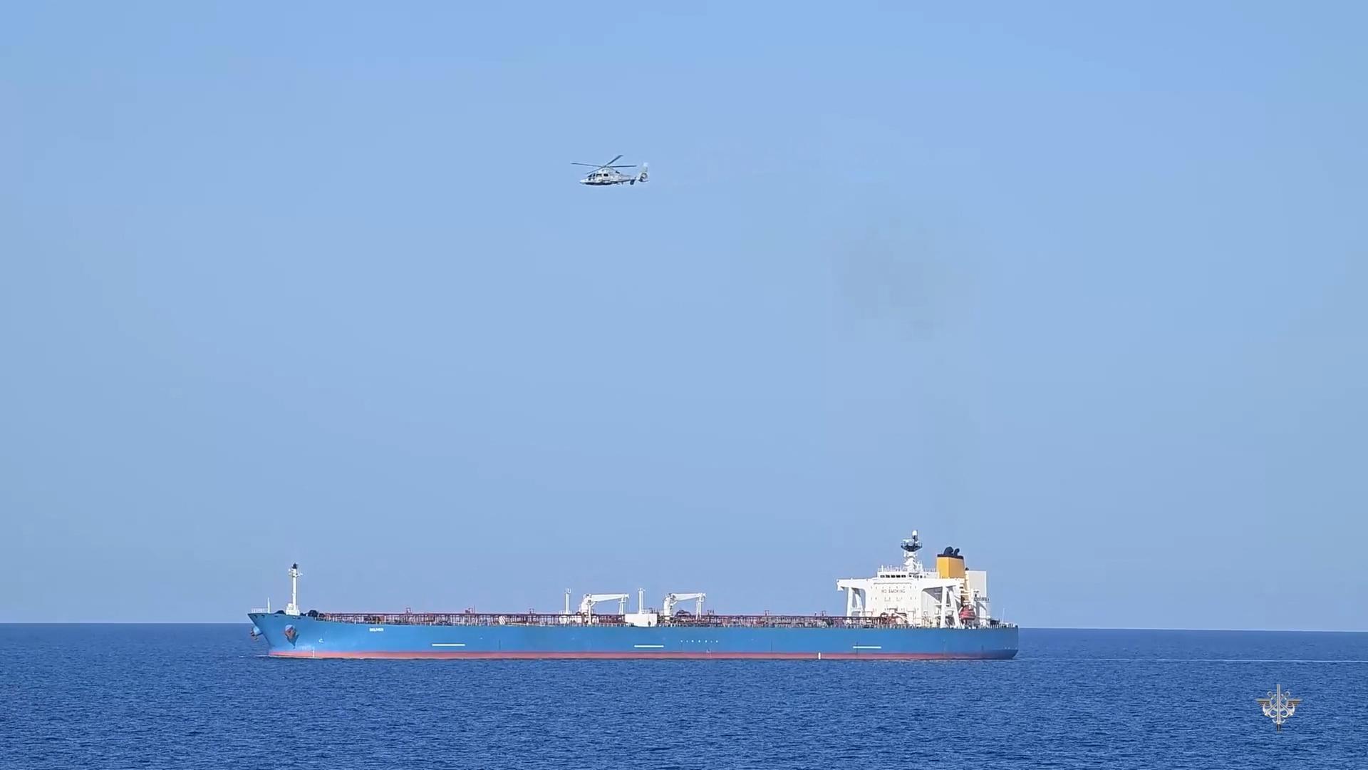 Ein Helikopter der franz�sischen Marine fliegt �ber einem Tanker | AFP