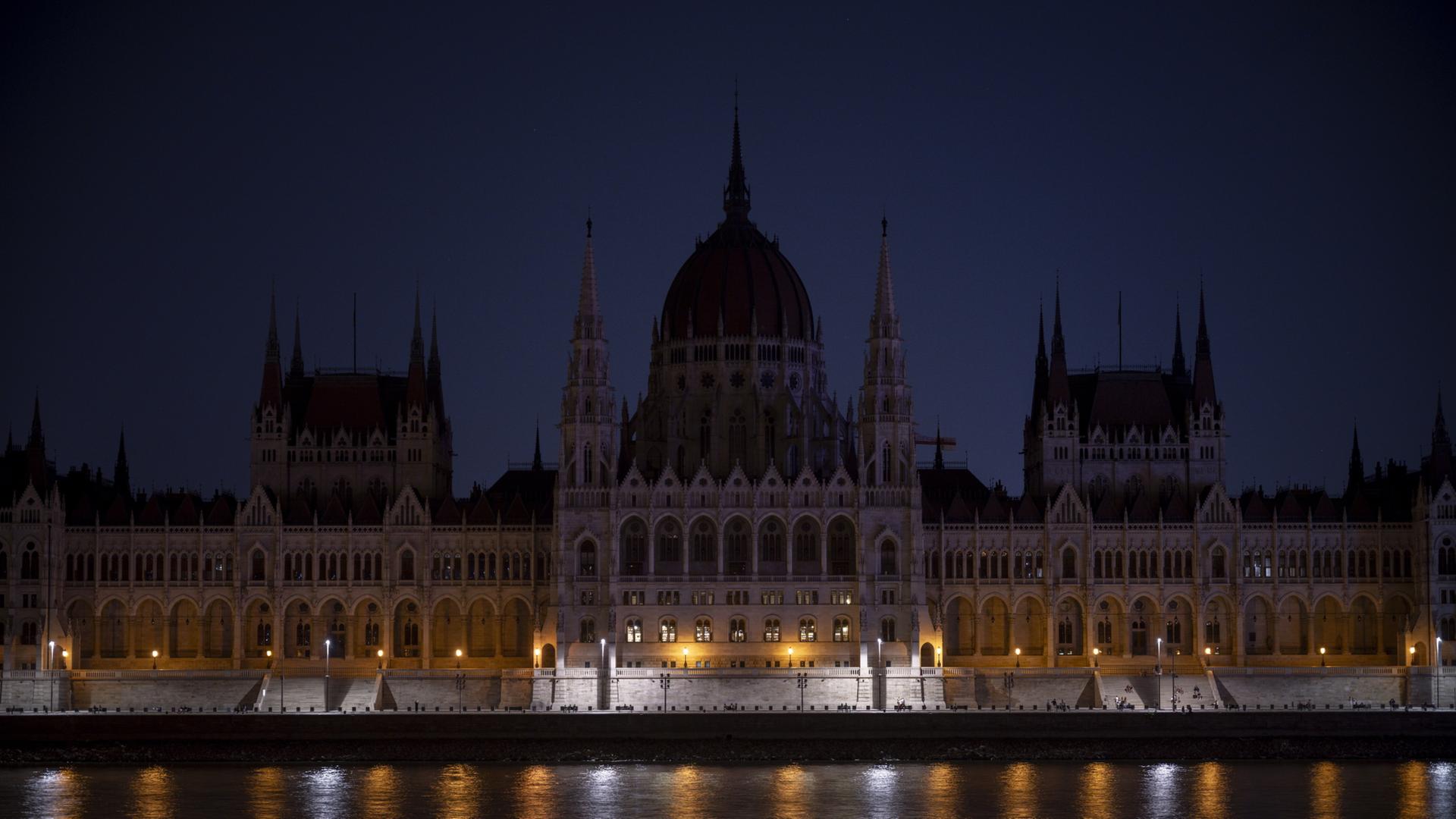 Das Parlament in Budapest bleibt wegen der Energiekrise dunkel. | EPA