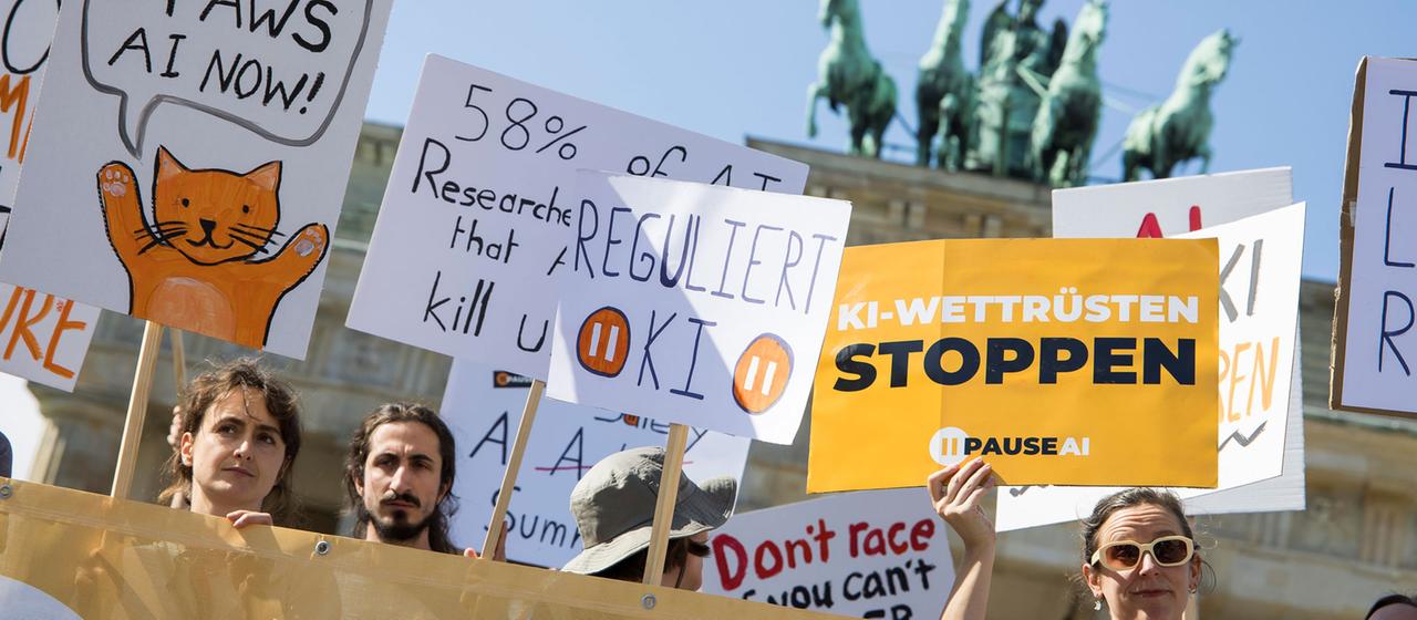 Demonstration der Bewegung "Pause AI" vor dem Brandenburger Tor.