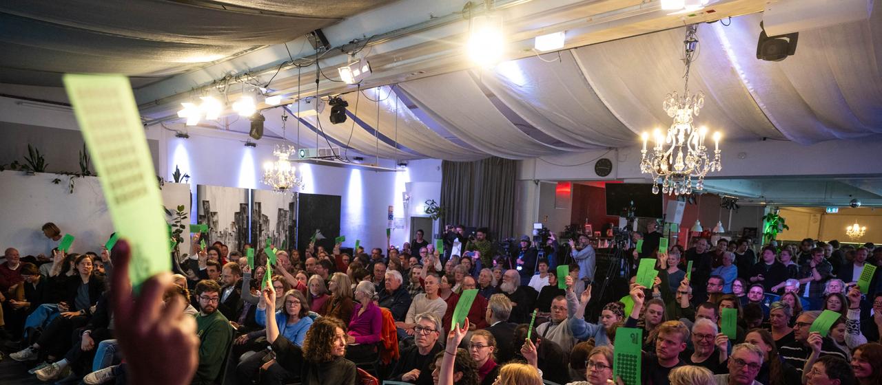  Bei einer Sitzung vom Landesausschuss von (Bündnis 90/Die Grünen) in Berlin wird über die Koalitionsgespräche mit den Linken und der SPD abgestimmt. 