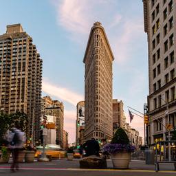 Das Flatiron Gebäude in New York City (3.v.l.)