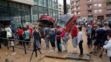 In der vom Hochwasser betroffenen Stadt Paiporta bei Valencia stehen die Menschen Schlange, um Hilfe zu erhalten.