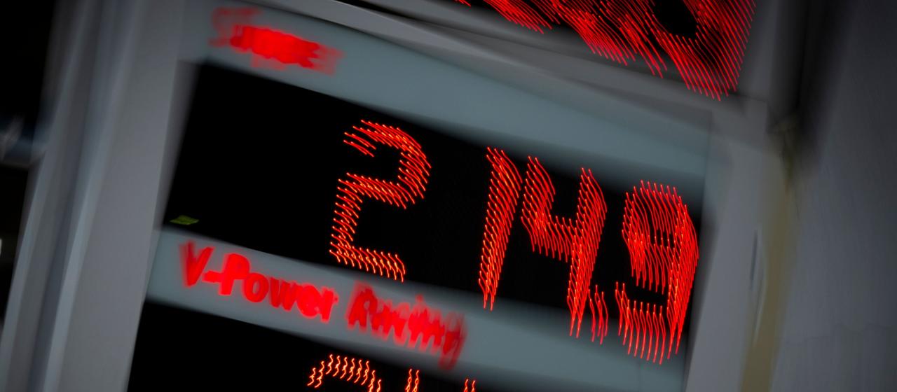 Benzinpreise werden an der Anzeigetafel einer Tankstelle angezeigt.