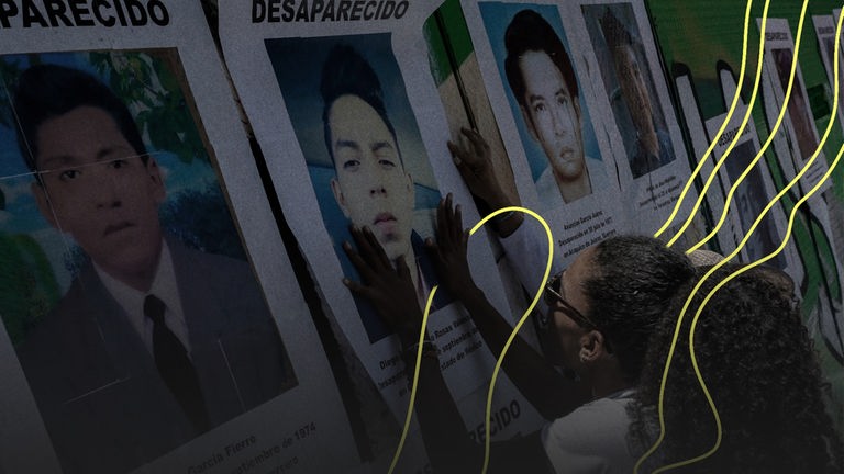 Angehörige von Opfern des gewaltsamen Verschwindenlassens kleben Fotos ihrer Angehörigen auf Metallzäune, während sie an der Glorieta de las Personas Desaparecidas in Mexiko-Stadt demonstrieren.