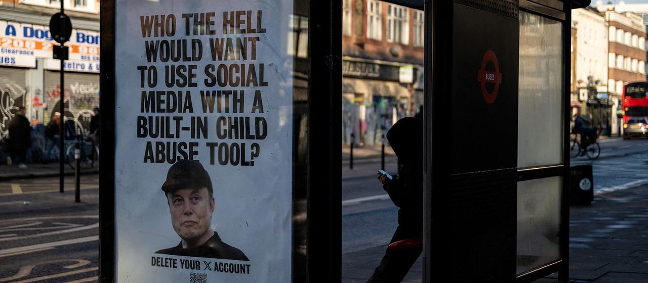 An einer Bushaltestelle in London ist ein Plakat der Protestgruppe "Everyone Hates Elon" zu sehen, das zum Boykott von Elon Musks Social-Media-Plattform X aufruft.