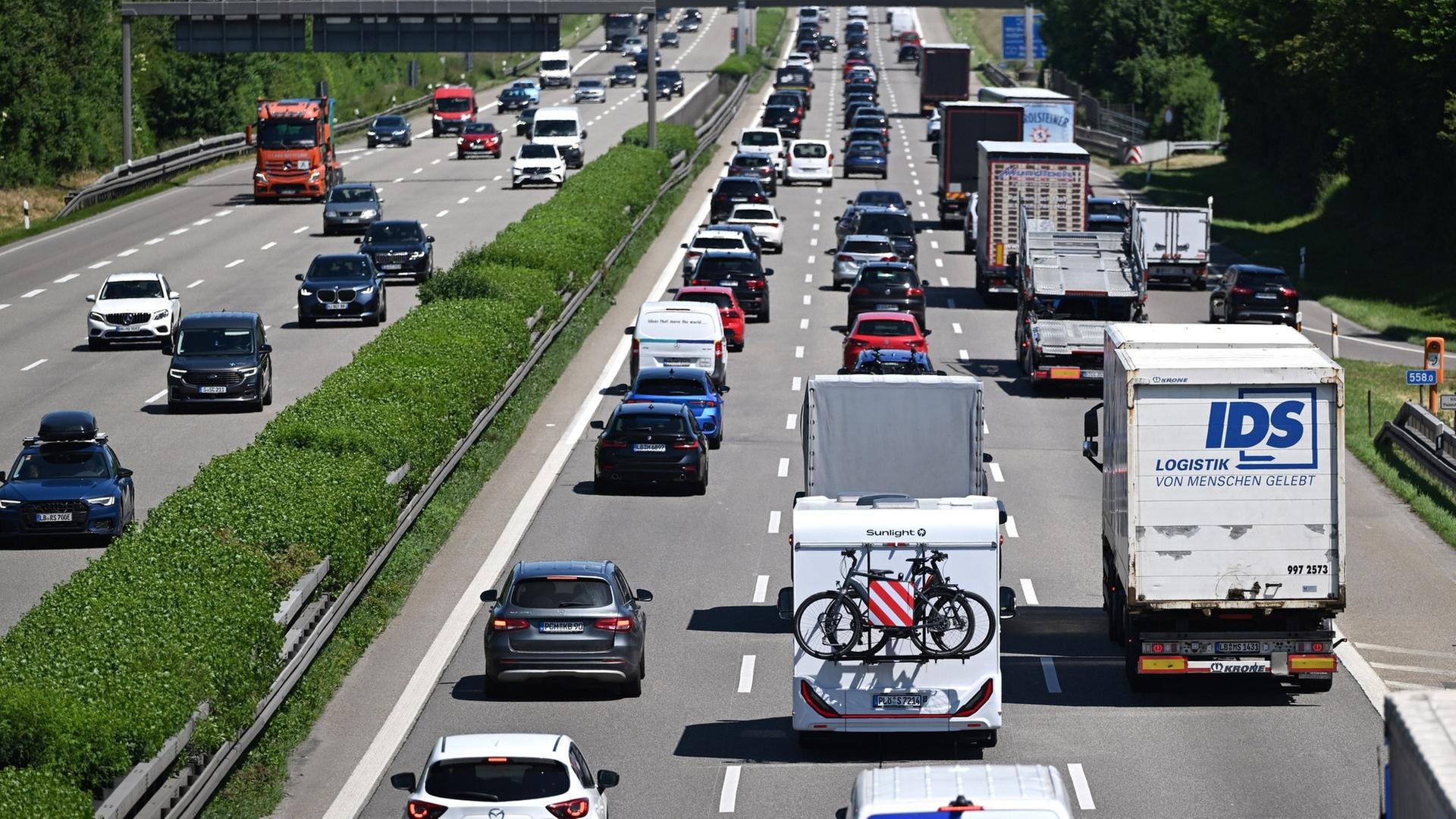 BW-Newsticker am Morgen: Gelockertes Lkw-Sonntagsfahrverbot führt nicht zu mehr Stau, Schramberg: Waldbrand nahezu gelöscht, S21 ohne Klimaanlage: Bahn erntet Spott
