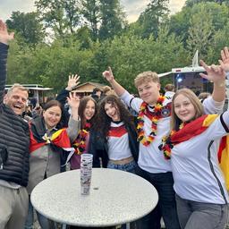 Fußballfans feiern zusammen