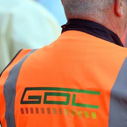 Ein Mann trägt eine Weste mit der Aufschrift "GDL".