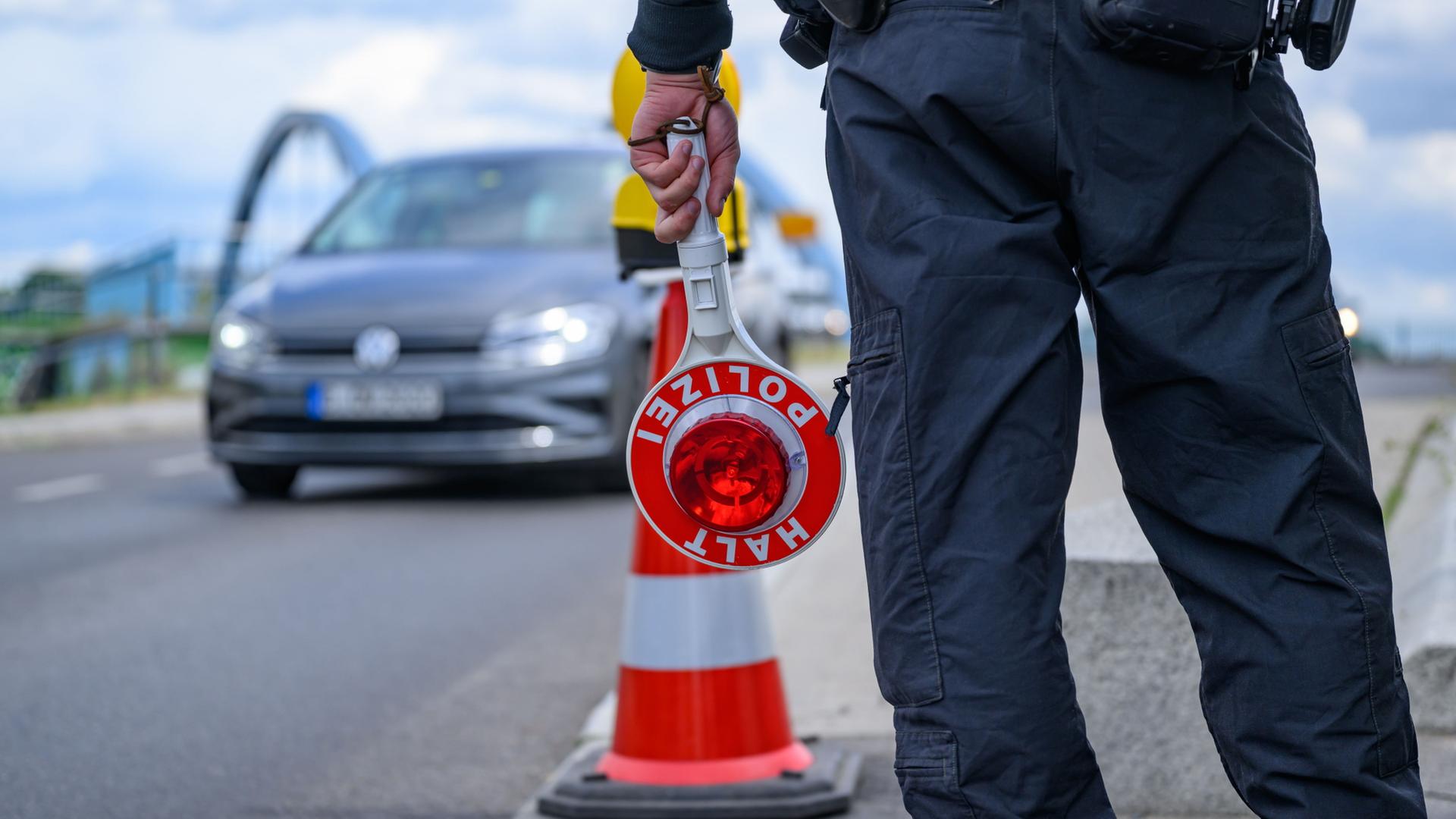  Ein Beamter der Bundespolizei steht am deutsch-polnischen Grenz�bergang Stadtbr�cke bei der Einreise nach Deutschland. | Patrick Pleul/dpa