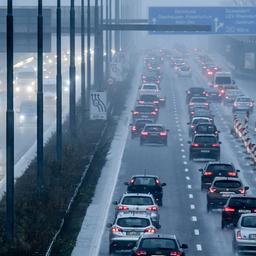 Zahlreiche Autos fahren bei Regenwetter über eine Autobahn.