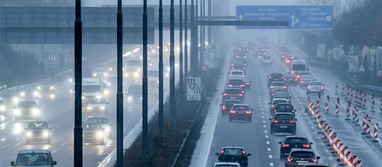 Zahlreiche Autos fahren bei Regenwetter über eine Autobahn. | dpa Zahlreiche Autos fahren bei Regenwetter über eine Autobahn.