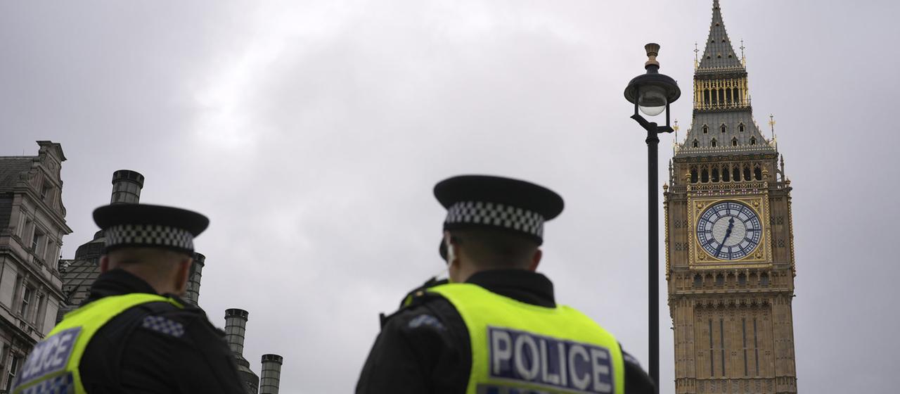 Polizeibeamte stehen vor dem Big Ben in London.