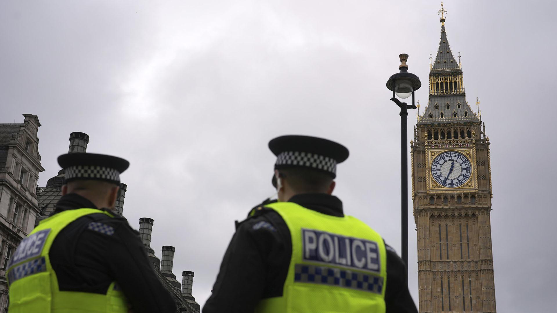 Polizeibeamte stehen vor dem Big Ben in London. | AP