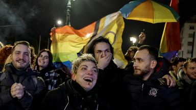 Menschen in Athen feiern das Parlamentsvotum für die gleichgeschlechtliche Ehe