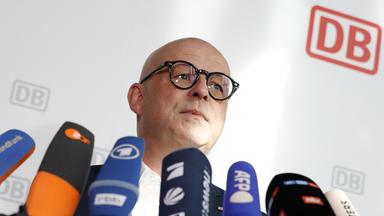 Martin Seiler, Personalvorstand der Deutschen Bahn (DB), spricht mit Journalisten bei einer Pressekonferenz über die Einigung mit der GDL im Tarifkonflikt.