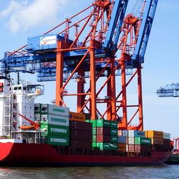 Containerschiff im Hamburger Hafen 