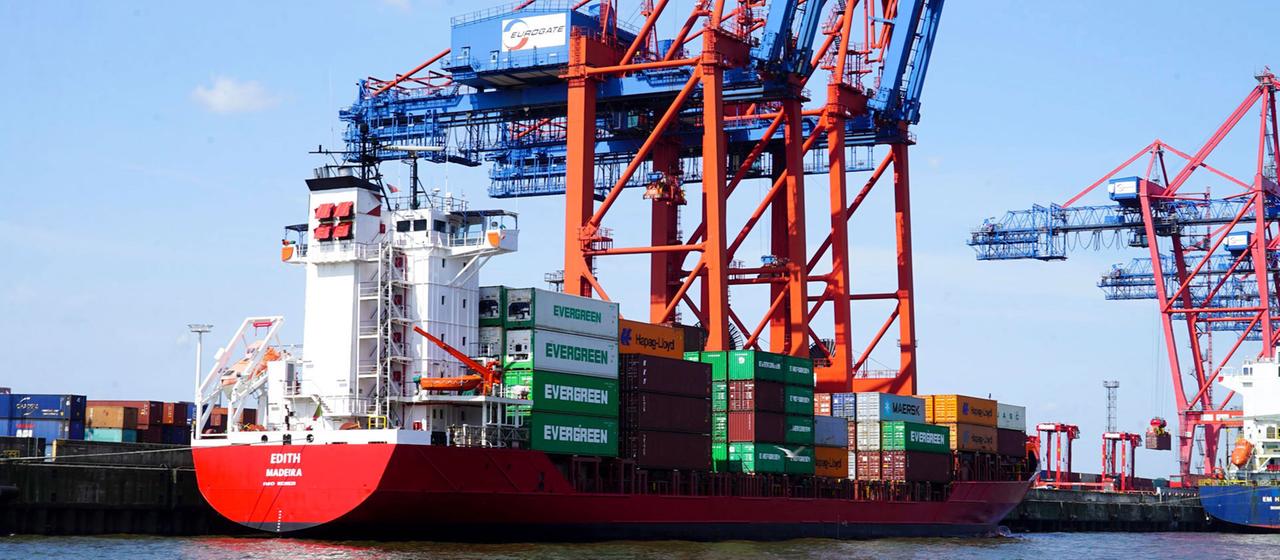 Containerschiff im Hamburger Hafen 