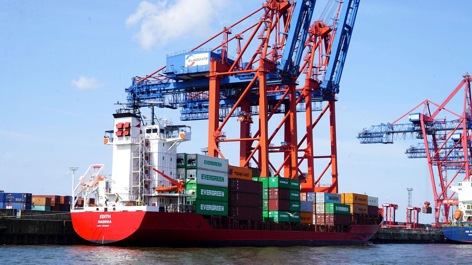 Containerschiff im Hamburger Hafen  | dpa