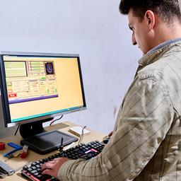 Handwerker am Computer.