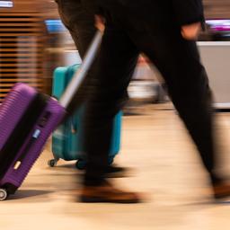 Ein Mann zieht einen Koffer