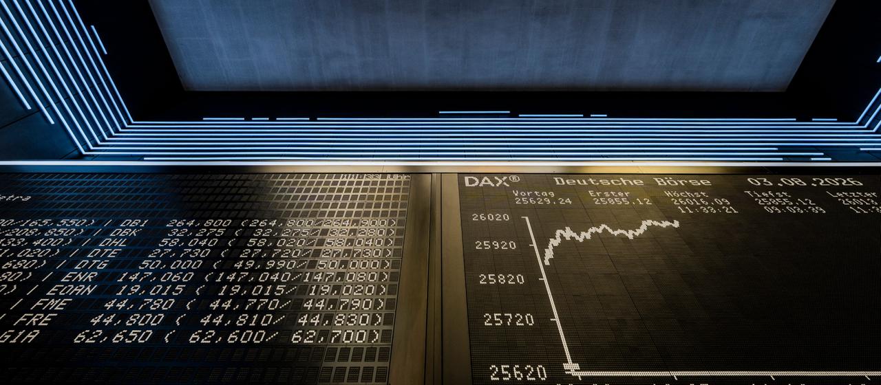 Die Leitindex wird auf einer großen Tafel über dem Börsenparkett angezeigt.