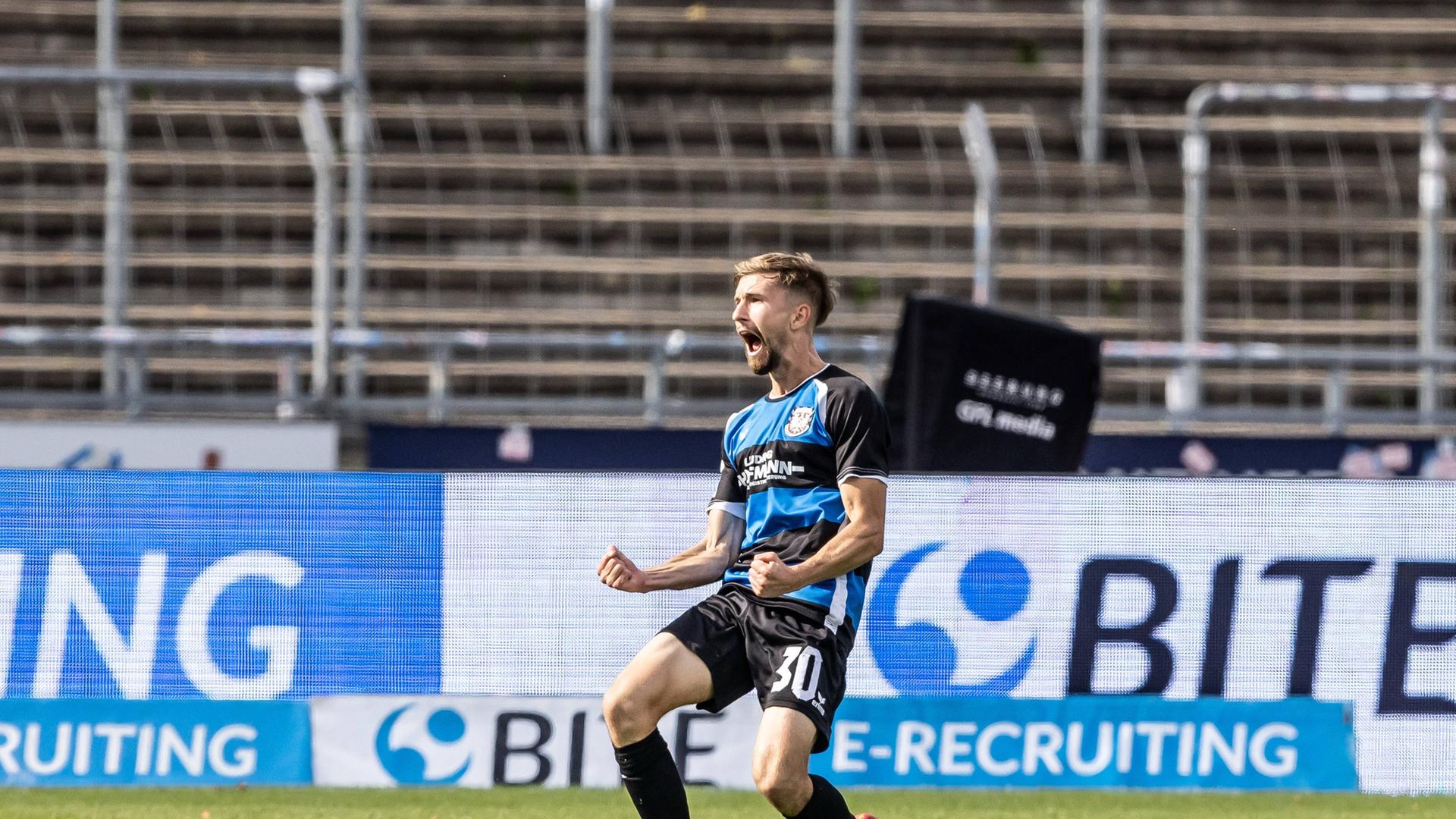 Corvin Bock vom FSV Frankfurt jubelt über sein Siegtor in Ulm. | IMAGO / Lucca Fundel