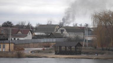 Rauch über der Stadt Hostomel in der Nähe des Antonov-Flughafens im Nordwesten Kiews, Ukraine.
