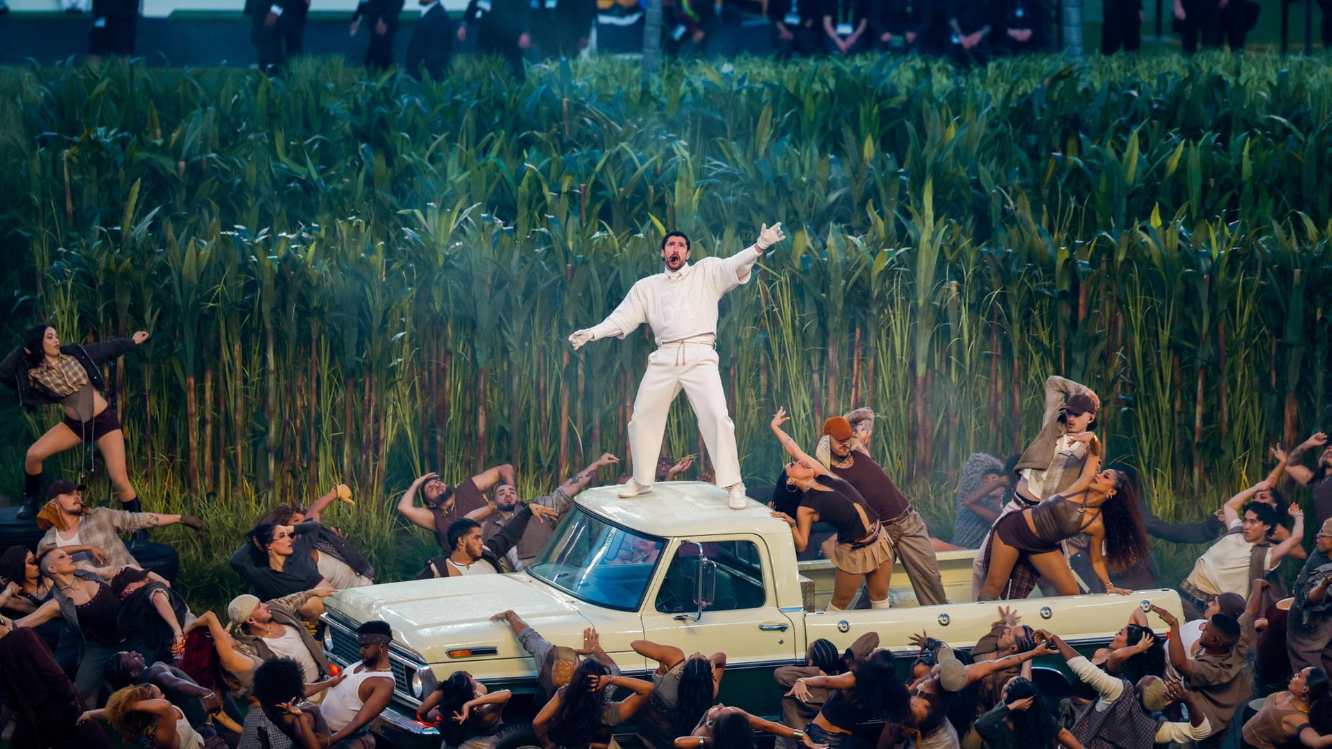 Bad Bunny steht bei der Halftime-Show auf einem Autodach. | AP