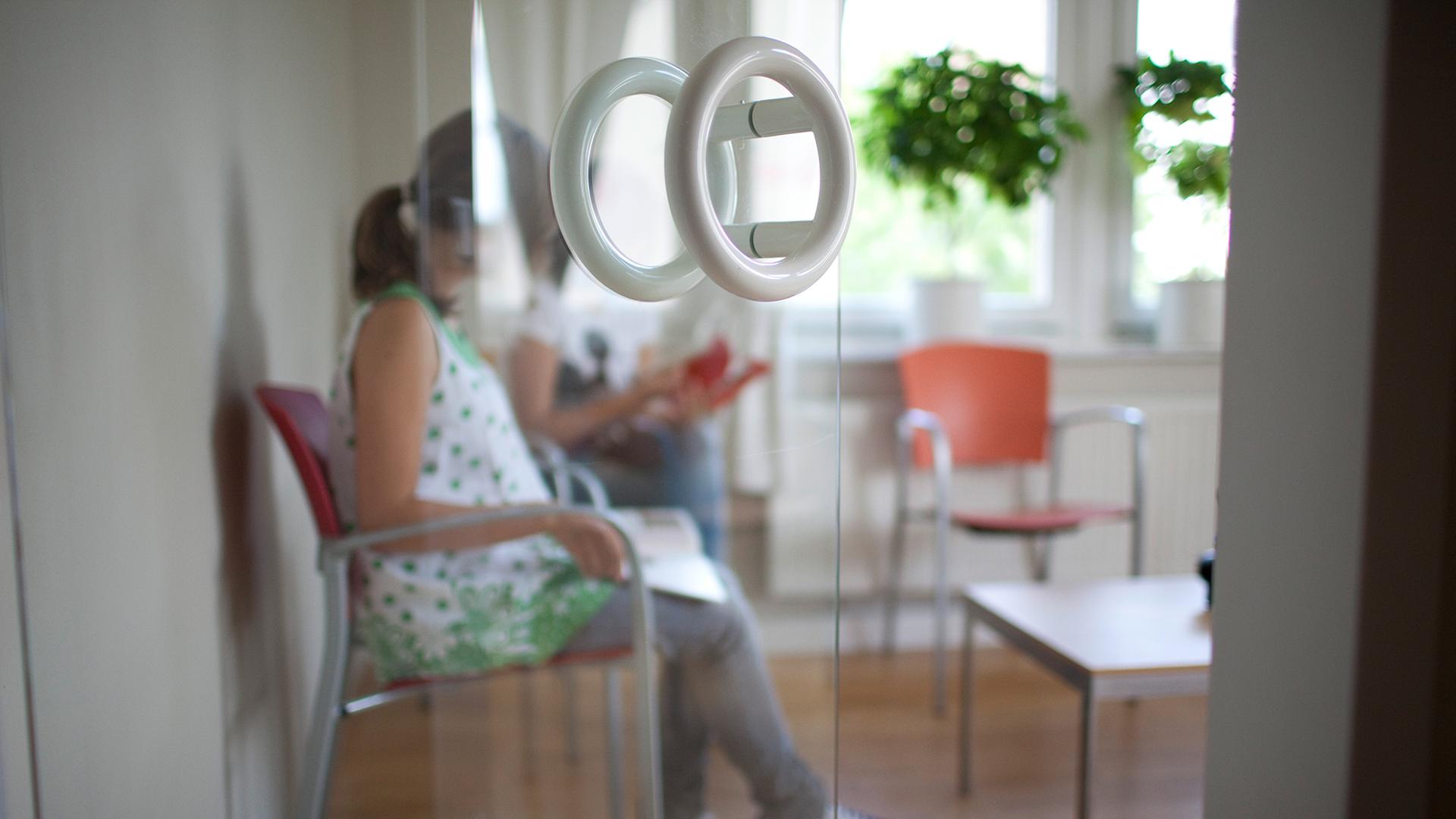 Wartezimmer einer Arztpraxis | picture alliance / photothek