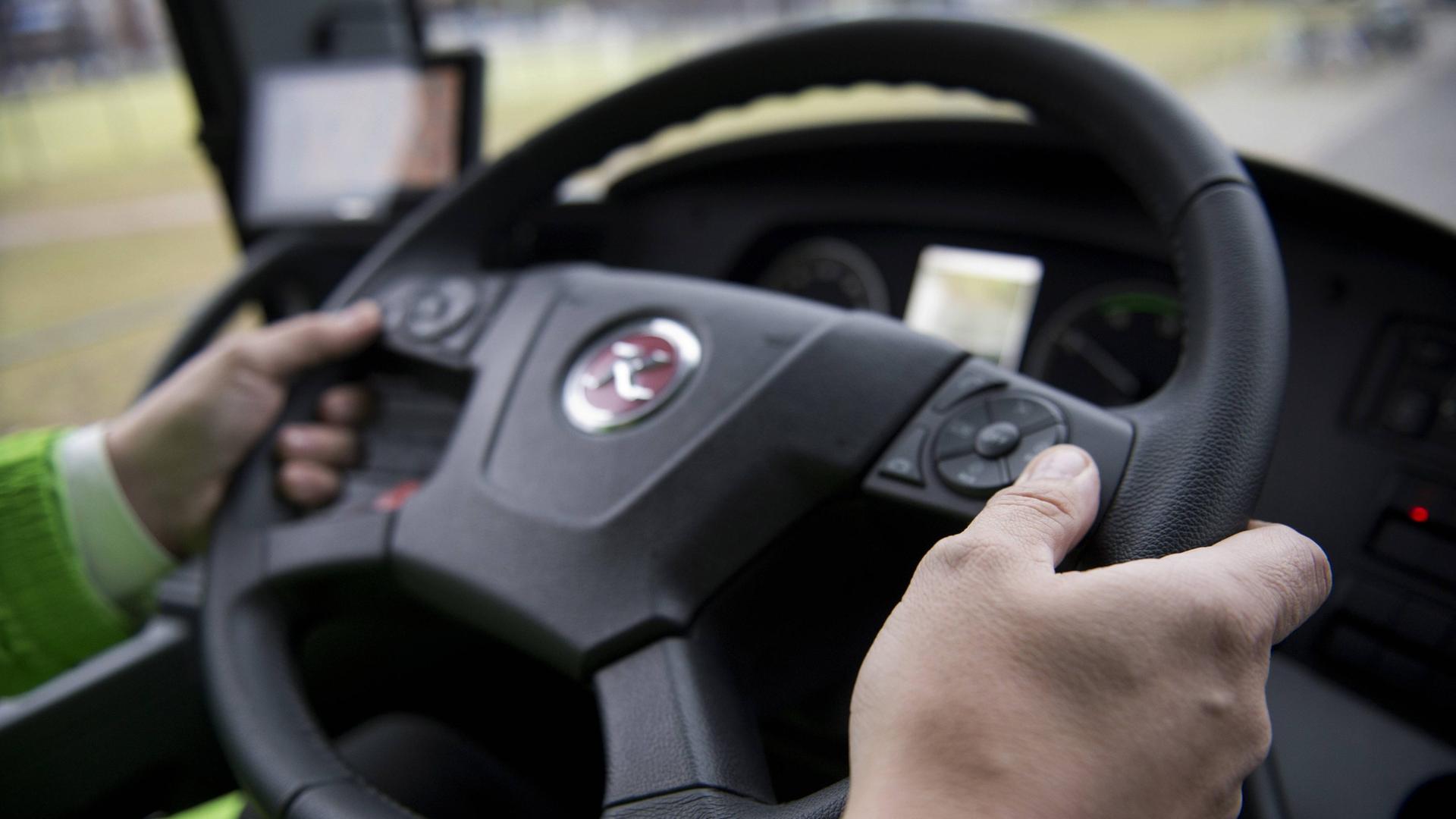 Symbolfoto: Ein Busfahrer hÃ¤lt mit seinen HÃ¤nden das Lenkrad fest. | imago