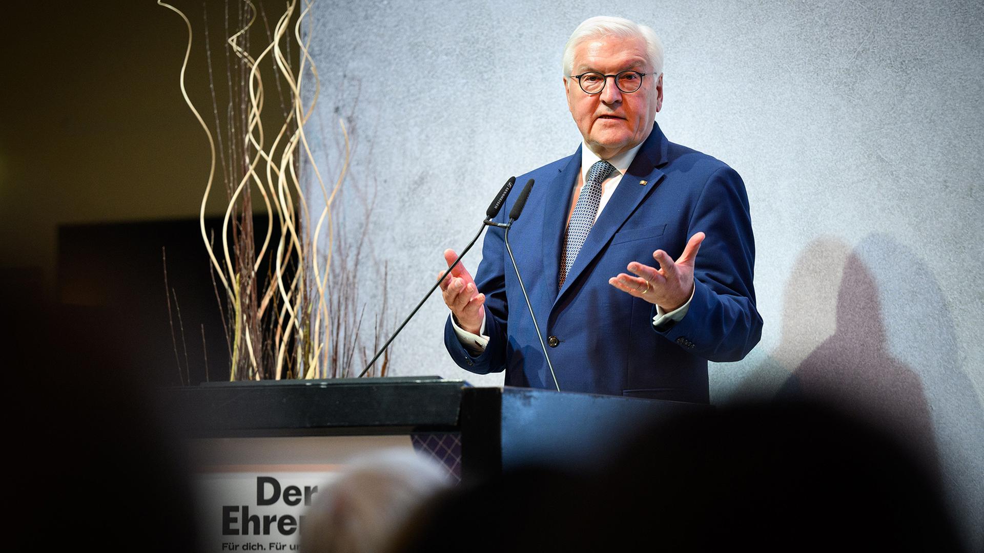  Frank-Walter Steinmeier spricht bei der Eröffnung des Jugendengagement-Kongresses der Bundeszentrale für politische Bildung im Umweltforum.  | Bernd von Jutrczenka/dpa