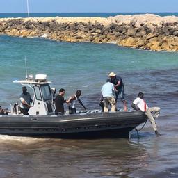 Dieses von der libyschen Küstenwache zur Verfügung gestellte Foto zeigt afrikanische Migranten, die im Osten der libyschen Hauptstadt in einem Boot an Land gebracht werden, Archivbild.