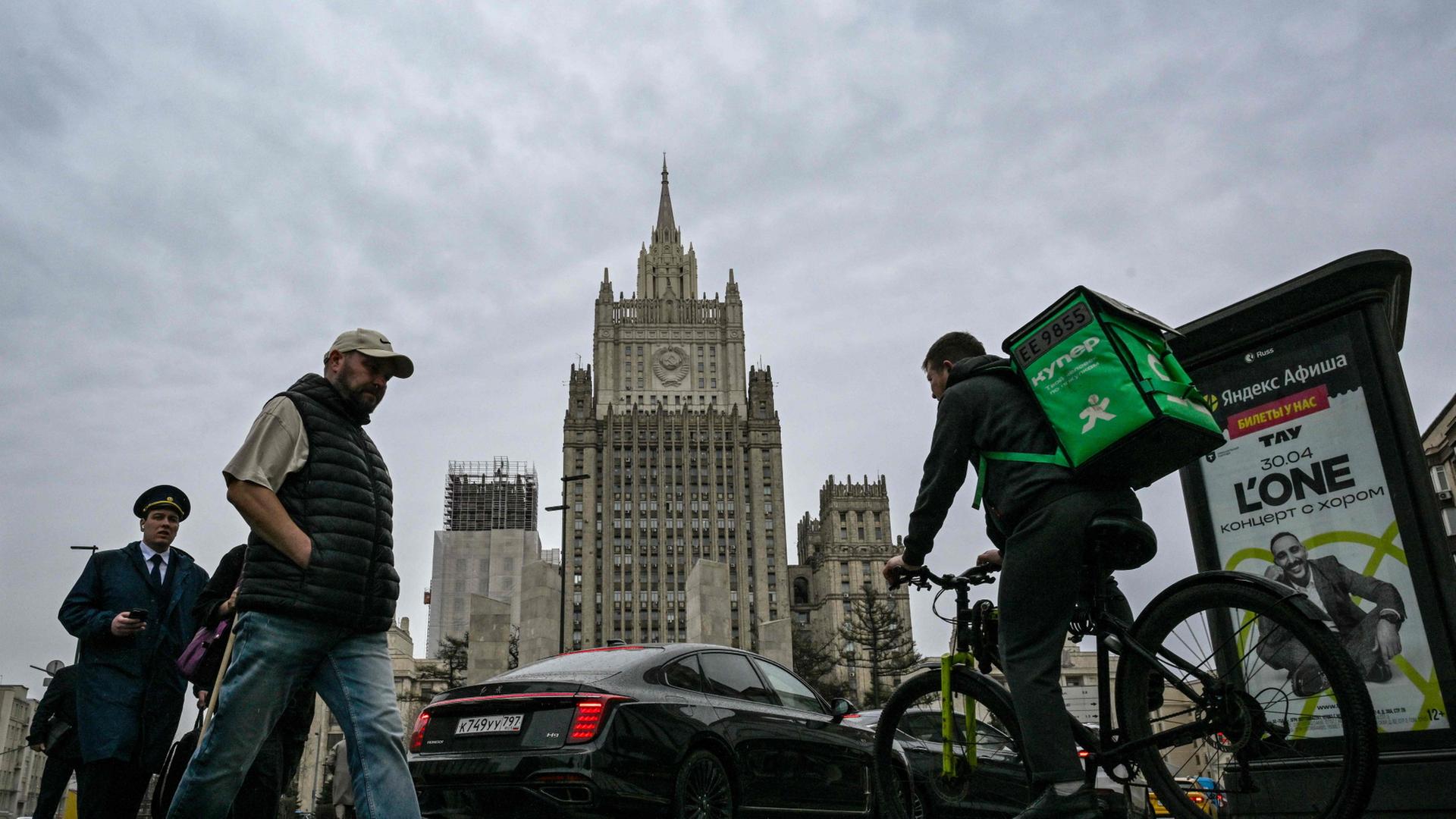 Menschen auf einer Straße in Moskau (Archivbild) | AFP