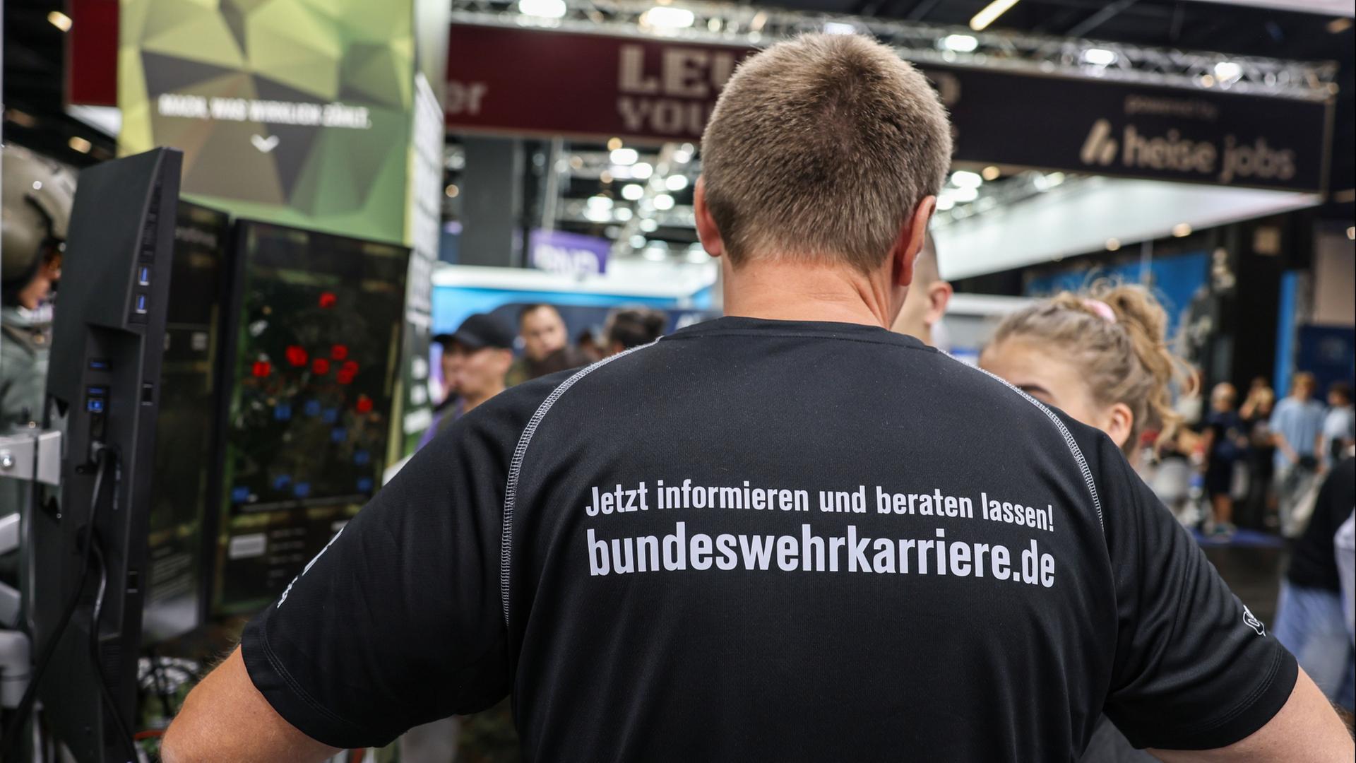 Bundeswehr-Karriereberater auf der KÃ¶lner Gamescom | dpa