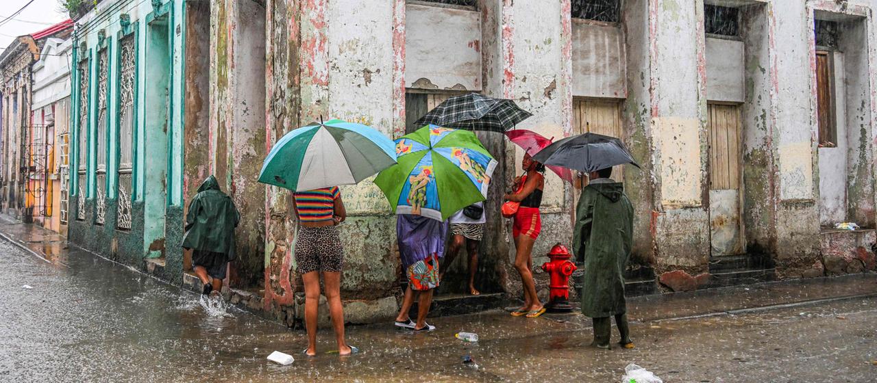 Einwohner warten auf der Straße in Santiago de Cuba vor Eintreffen von Hurrikan "Melissa" auf Lebensmittel.
