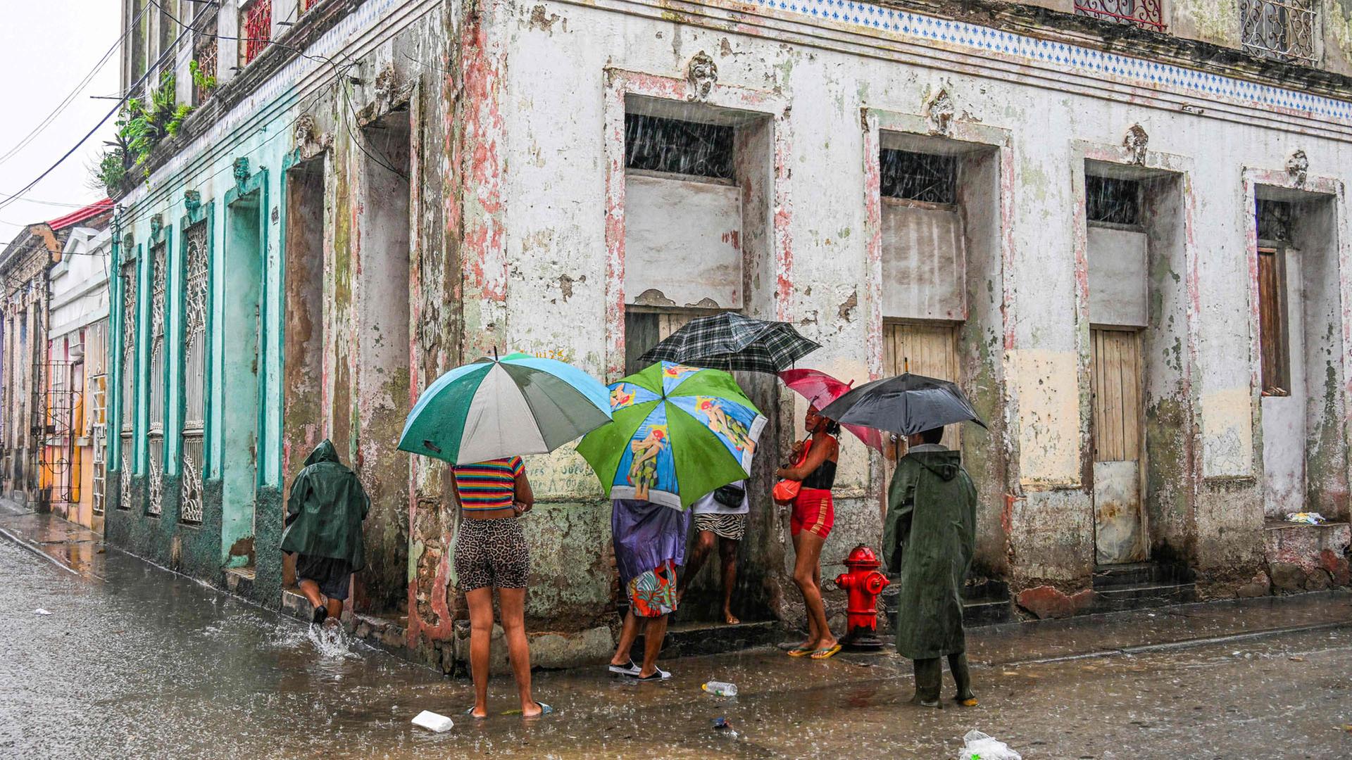Einwohner warten auf der Straße in Santiago de Cuba vor Eintreffen von Hurrikan