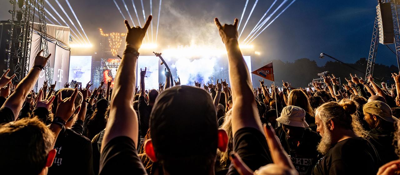 Festivalbesucher feiern zum Abschluss des Wacken Open Air vor den Bühnen. 