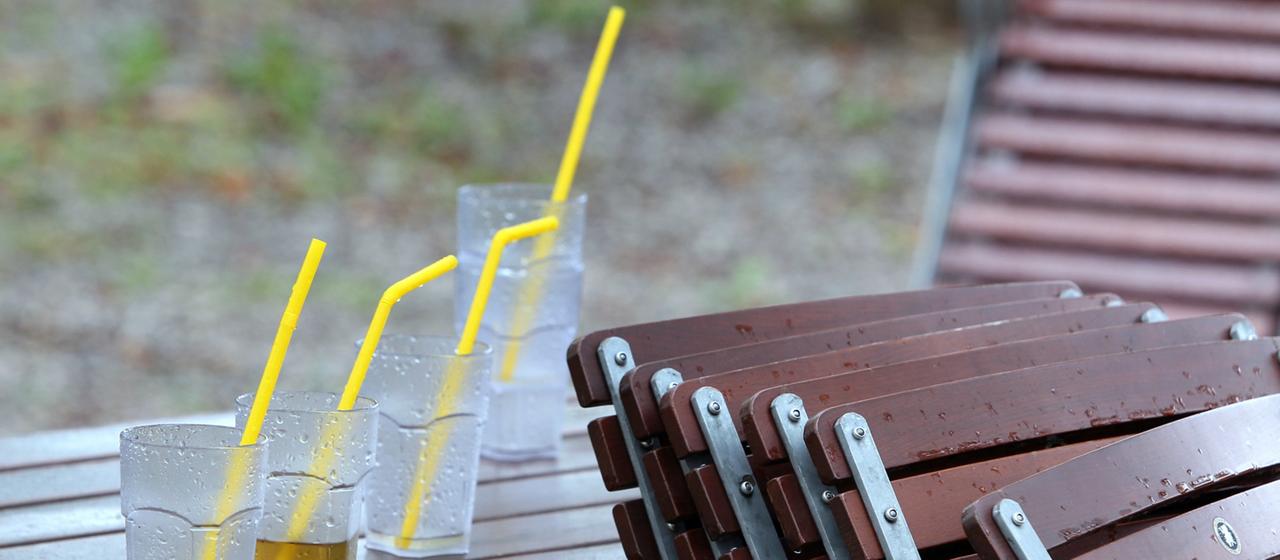 Gelbe Trinkhalme in einem Biergarten in München