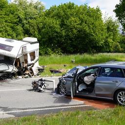 Bei einem Frontalzusammenstoß zwischen einem Pkw und einem Wohnmobil auf der B32 bei Alsthausen (Kreis Ravensburg) wurden drei Menschen zum Teil schwer verletzt.