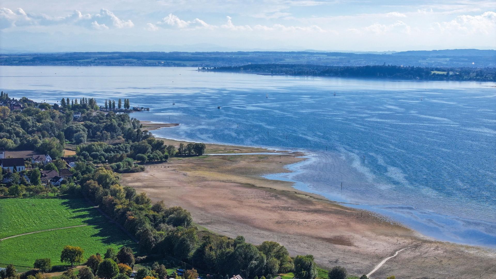 Breite SandbÃ¤nke am Rande des Bodensees in Unteruhldingen, Baden-WÃ¼rttemberg. | Felix KÃ¤stle/dpa