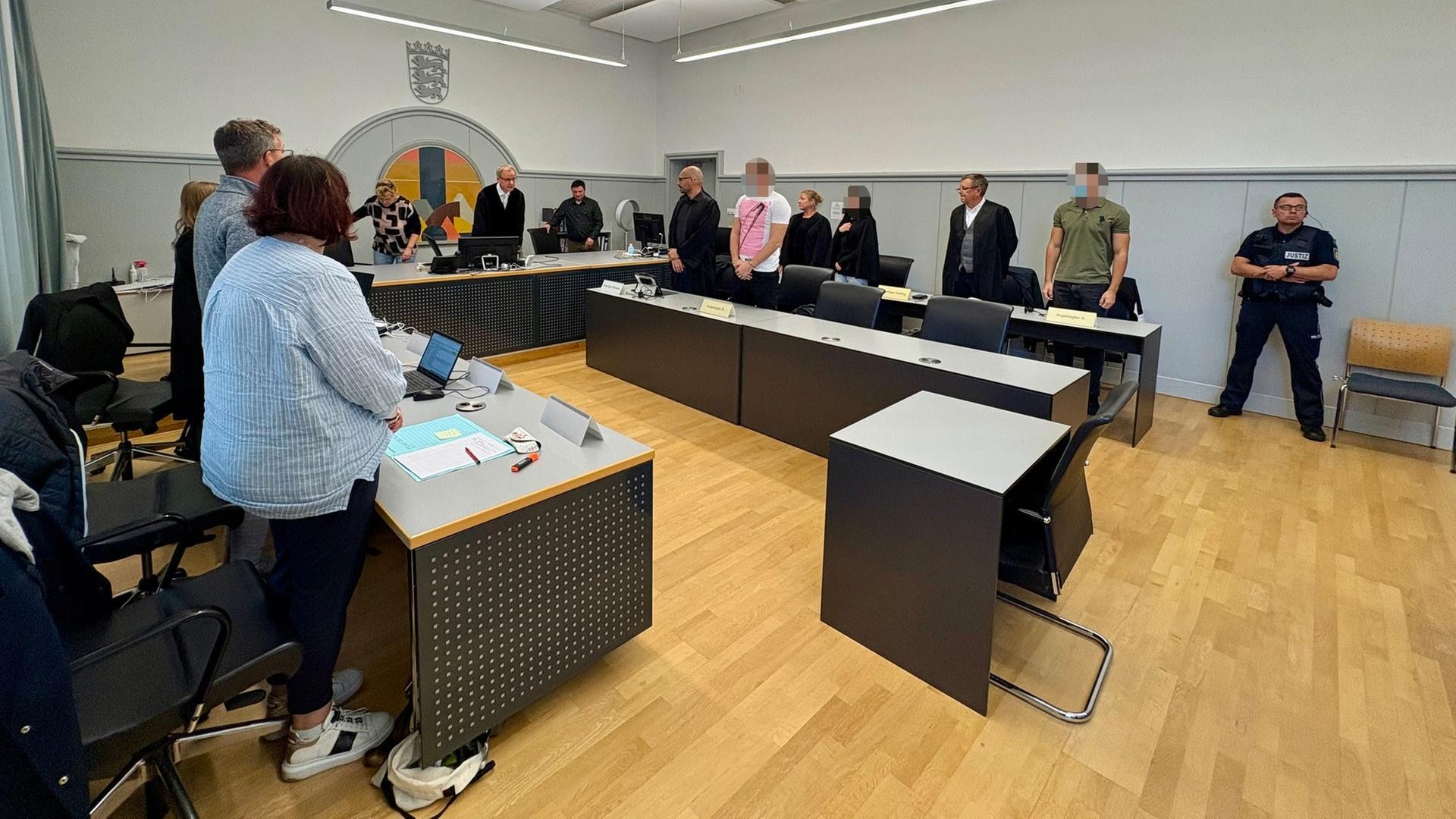Drei Angeklagte mÃ¼ssen sich vor dem Amtsgericht Ulm wegen gemeinschaftlicher SachbeschÃ¤digung verantworten. Sie sollen den Auspuff zahlreicher Autos mit Bauschaum gefÃ¼llt haben. | SWR