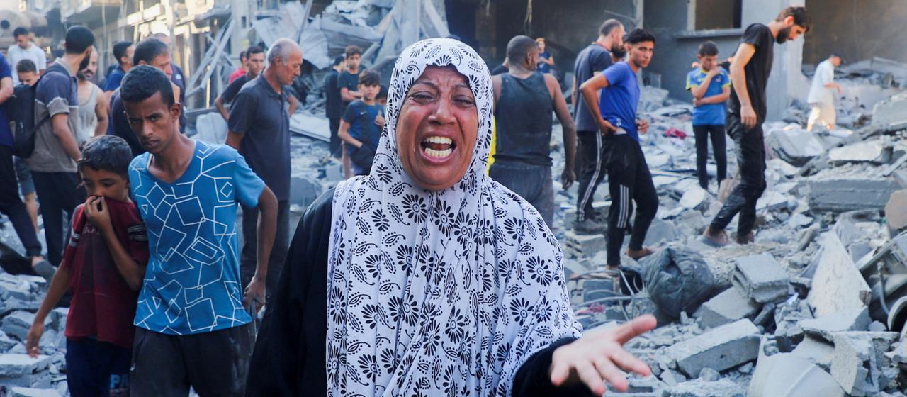Palästinenser stehen auf Trümmern im Gazastreifen | REUTERS Palästinenser stehen auf Trümmern im Gazastreifen