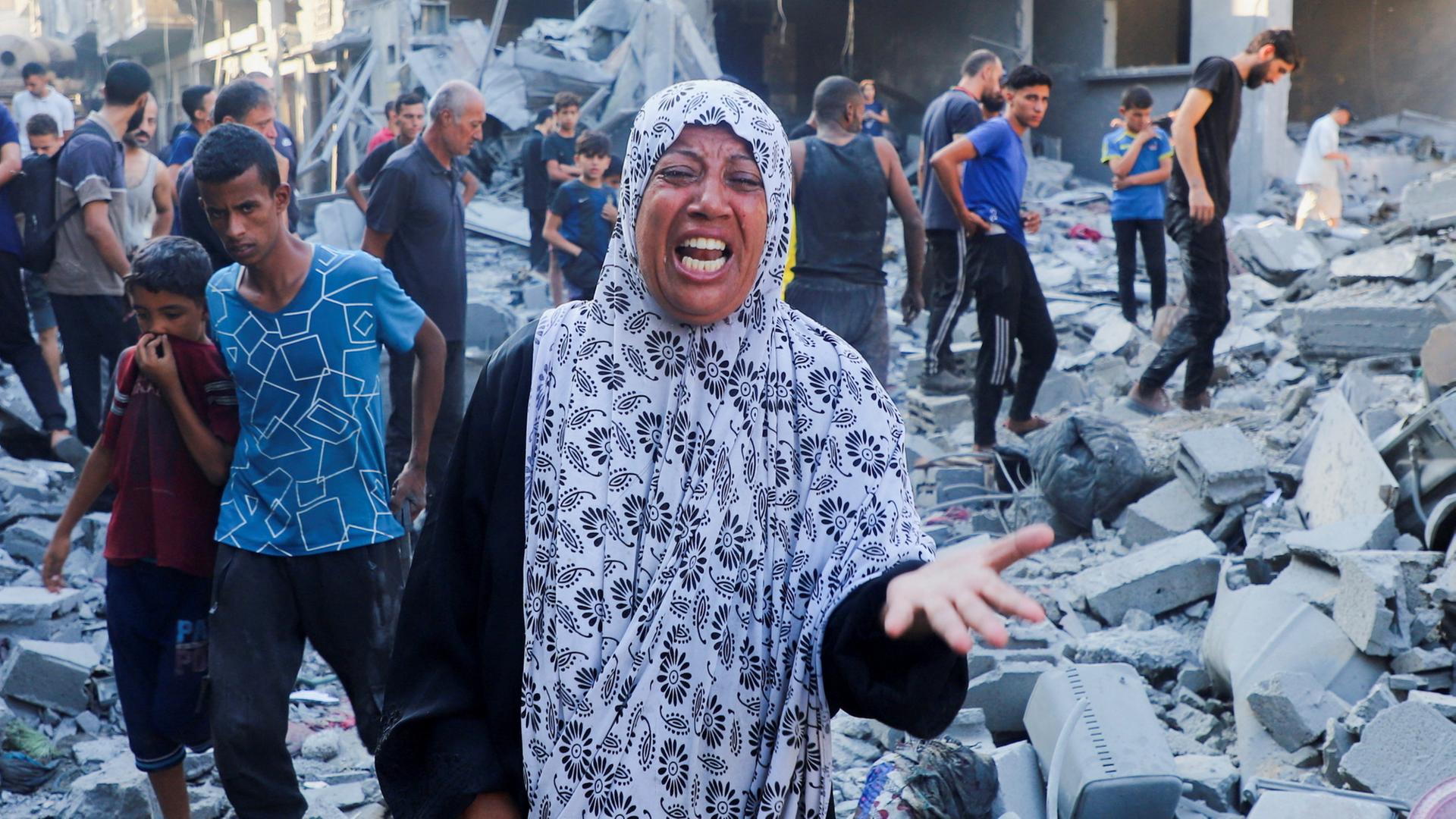 Palästinenser stehen auf Trümmern im Gazastreifen | REUTERS