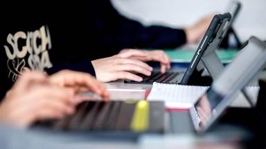 Schüler lernen mit Computer.