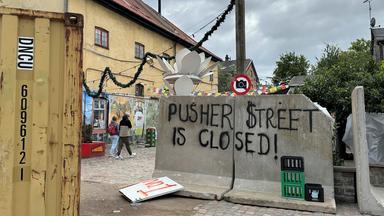 Auf einer Betonbarriere am Eingang der "Drogengasse" in der Freistadt Christiania steht "Pusher Street is closed!" 